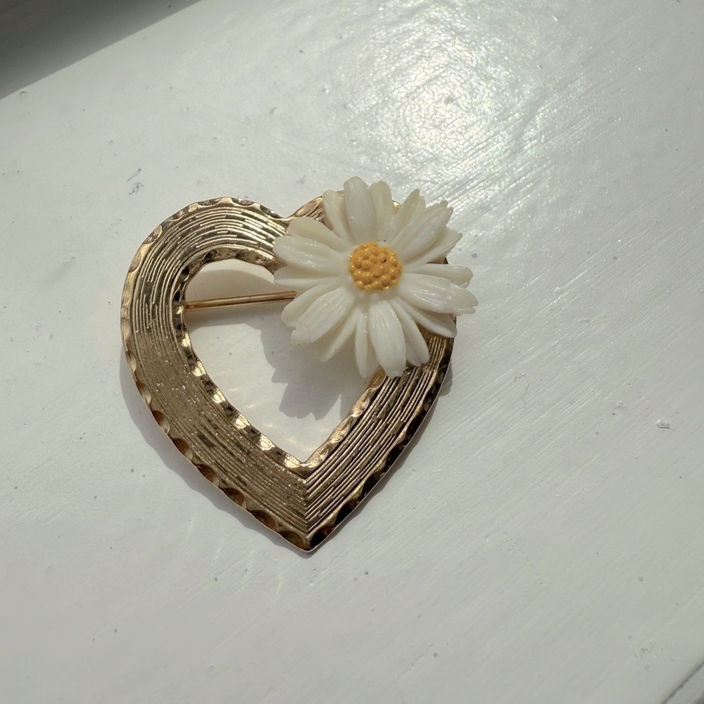 Vintage Goldtone Heart Brooch with White Daisy